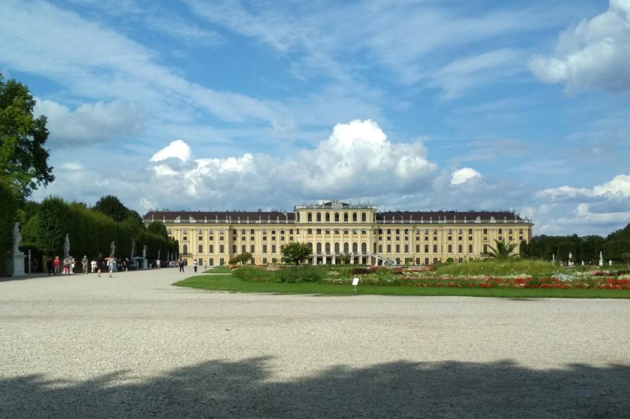 Central Mariahilfer Apartment 4 Min To The City Shopping Center And Schoenbrunn Palace Bécs Kültér fotó