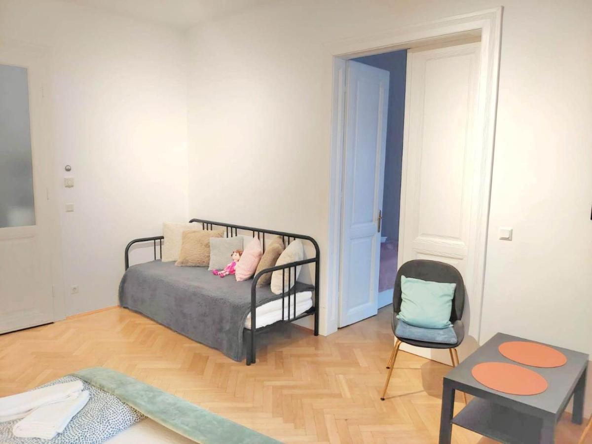 Central Mariahilfer Apartment 4 Min To The City Shopping Center And Schoenbrunn Palace Bécs Kültér fotó